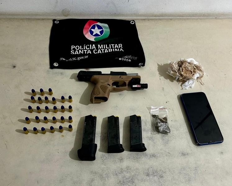 PM prende jovem por posse ilegal de arma de fogo e tráfico de drogas em Balneário Arroio do Silva