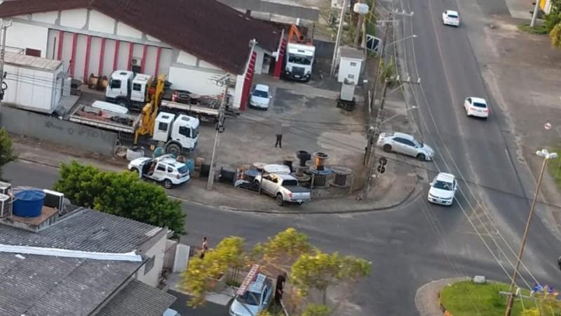 Veículo é roubado em Içara e assaltantes são capturados em Criciúma