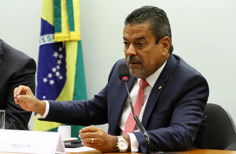 Comissão aprova fornecimento gratuito de óculos e aparelhos auditivos para crianças e adolescentes