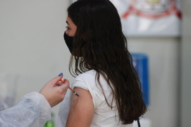 Vacinação contra Covid-19 de adolescentes continua nesta segunda-feira em Criciúma