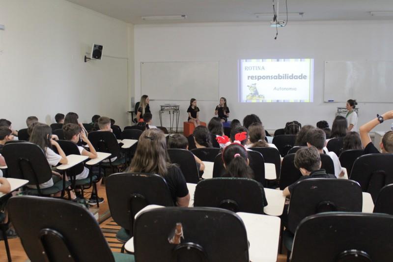 Alunos do Colégio Satc participam de acolhida para o Ensino Fundamental 2