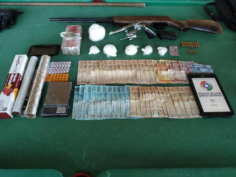 Quatro homens são presos por tráfico de drogas em Jaguaruna 