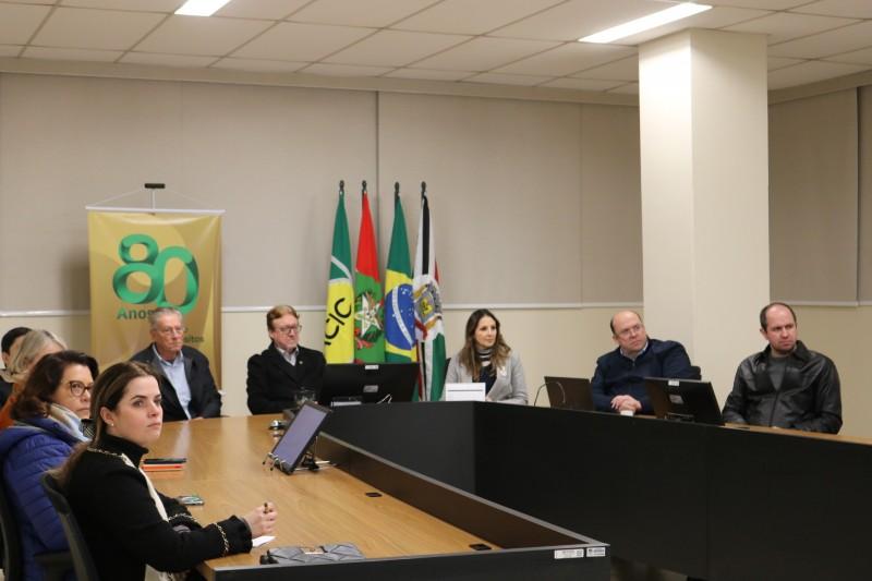 Reajuste tarifário do gás natural é detalhado aos diretores da Acic