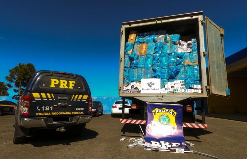 Fiscalização na BR-282 apreende R$ 1,7 milhão em cigarros contrabandeados