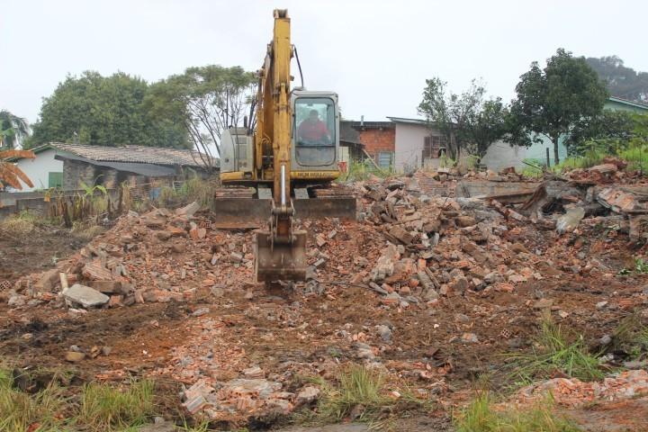 Administração Municipal executa demolição de imóvel abandonado