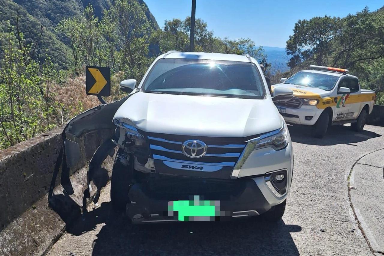 Motorista perde o controle da direção e colide caminhonete na Serra do Rio do Rastro