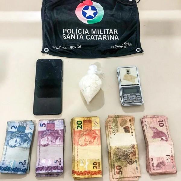 Homem com mandado de prisão ativo é preso por tráfico de drogas em Tubarão