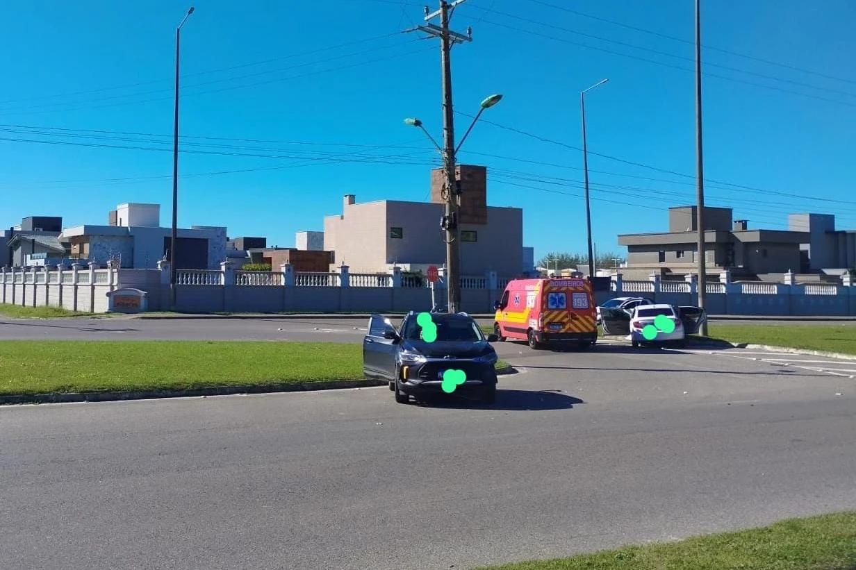 Colisão entre dois automóveis deixa duas pessoas feridas