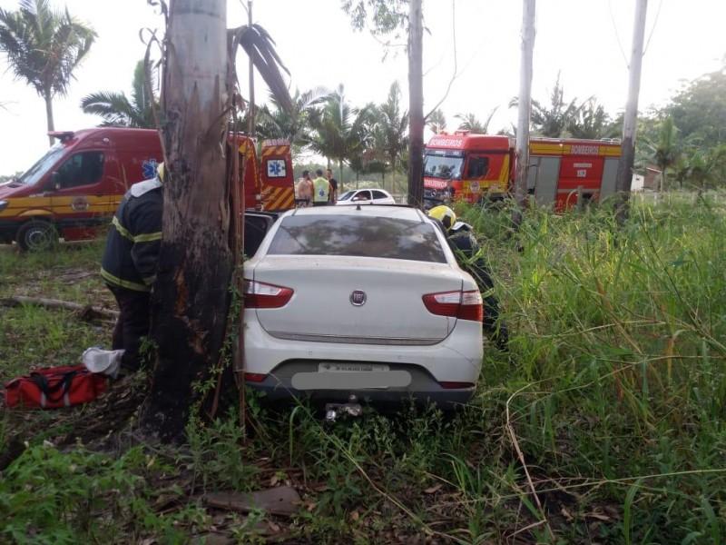 Veículo colide em árvore no Balneário Rincão