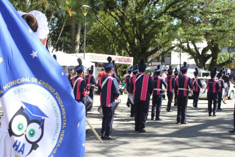 Encontro de Bandas e Fanfarras reúne 600 integrantes na Praça Nereu Ramos