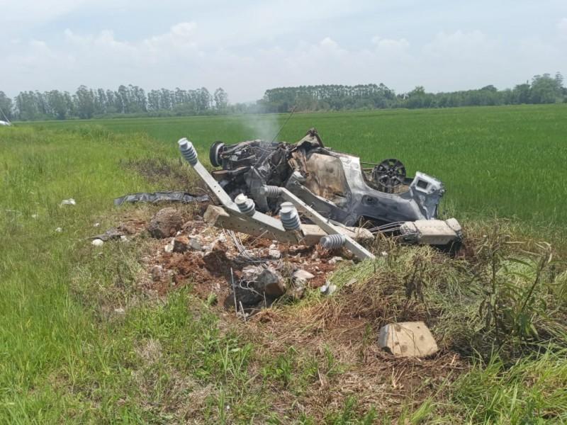 Motorista morre após colidir contra poste; veículo pegou fogo