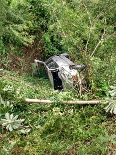 Colisão entre carro e caminhão deixa dois idosos feridos na SC-108, em Urussanga 