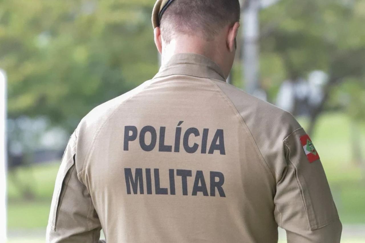 PM recebe denúncias sobre tráfico de drogas e casal é preso em Imbituba