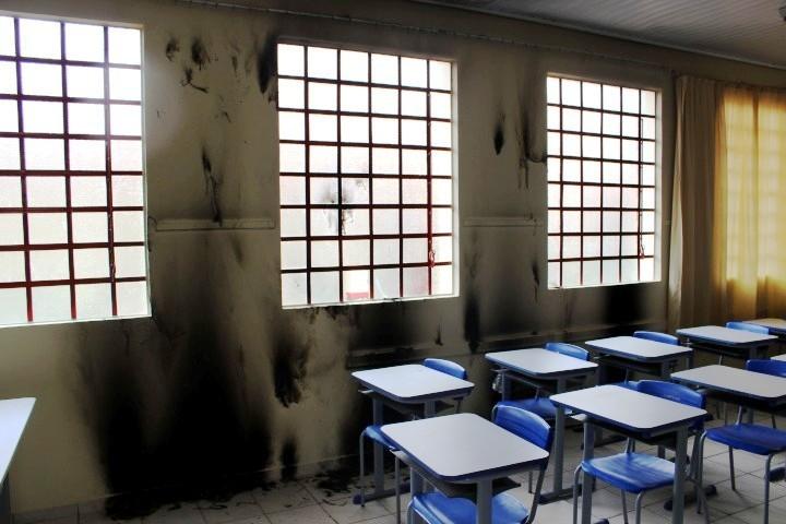 Vândalos colocam fogo em salas de aula na escola Silva Avarenga