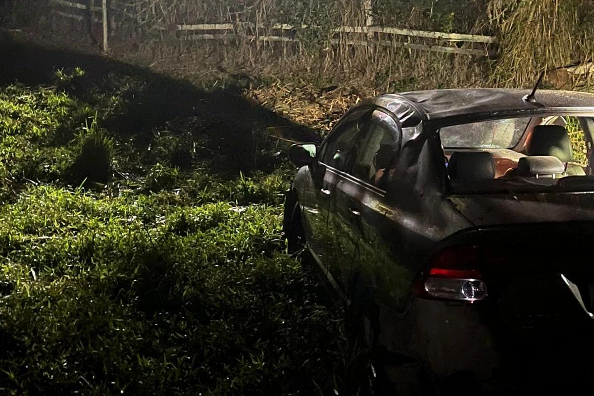 Idoso fica ferido após carro cair de barranco de aproximadamente sete metros
