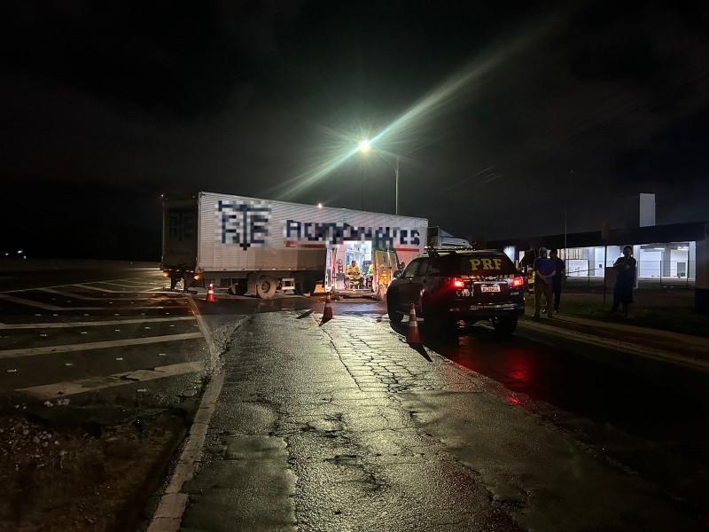Itajaí: motociclista morre após colisão contra caminhão de Criciúma