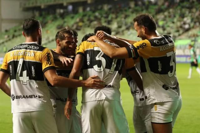 Após reunião, Criciúma fecha questão com Eduardo Baptista e reúne elenco à tarde