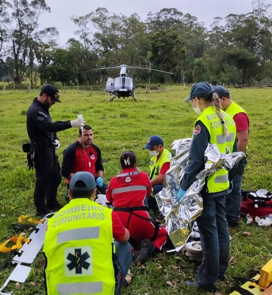 Motociclista sai da pista, sofre queda e fica gravemente ferido em Morro da Fumaça