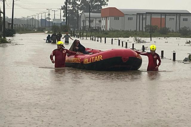 Idosa é resgatada pelo Corpo de Bombeiros após ficar ilhada em residência