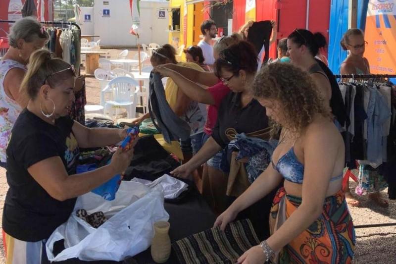 Promovido pelo curso de Moda do Senai/Unesc, (Re)Bazar é sucesso no Balneário Rincão