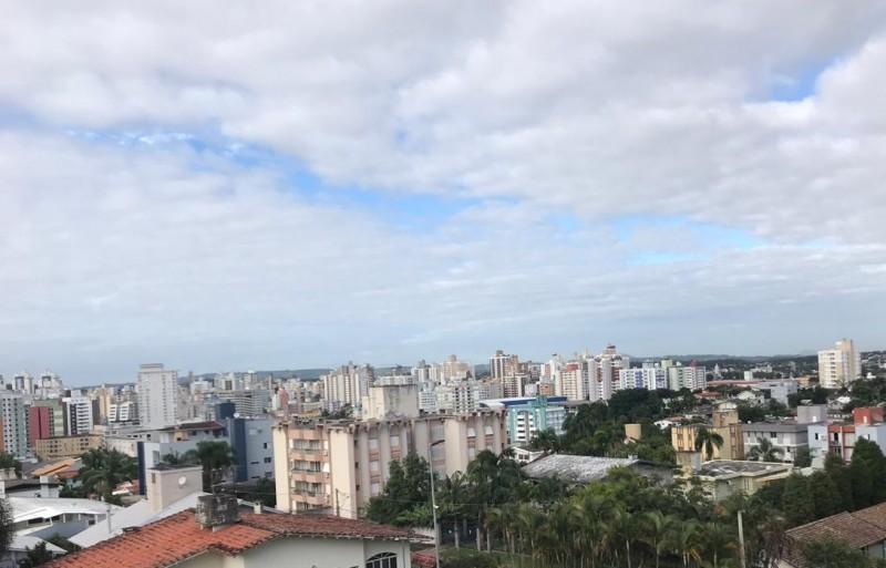 Tempo instável e céu nublado prevalecem durante fim de semana 