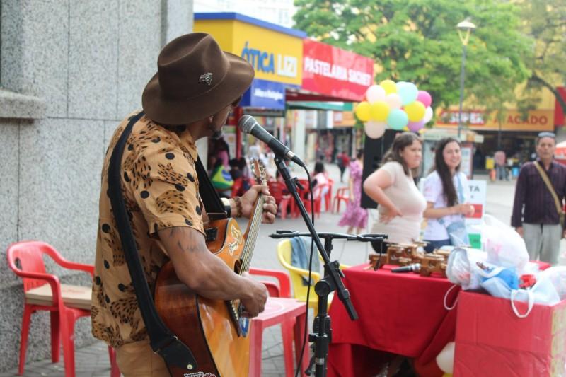 Sábado é dia de doar brinquedos e guloseimas na Praça Nereu Ramos 