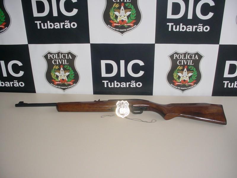Homem é preso por porte ilegal de um rifle, em Tubarão