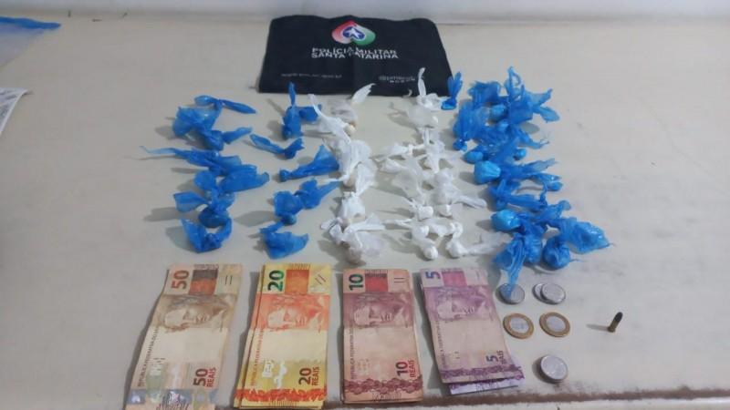 Jovem assume estar traficando drogas e é presa pela PM