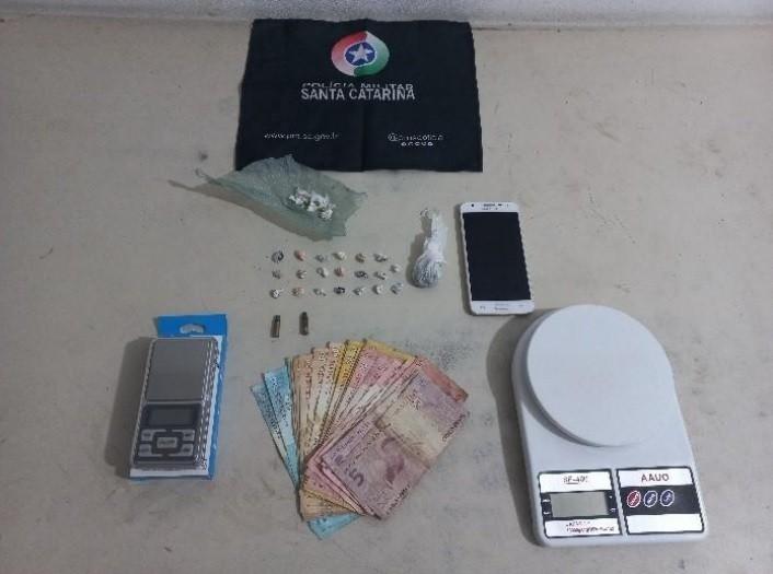 Araranguá: trio tenta fugir de abordagem mas é preso após policiais encontrarem drogas e munição