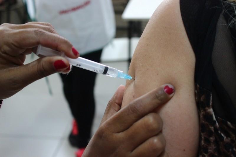 Secretaria de Saúde estende mais um dia a vacinação no Salão Paroquial, em Criciúma