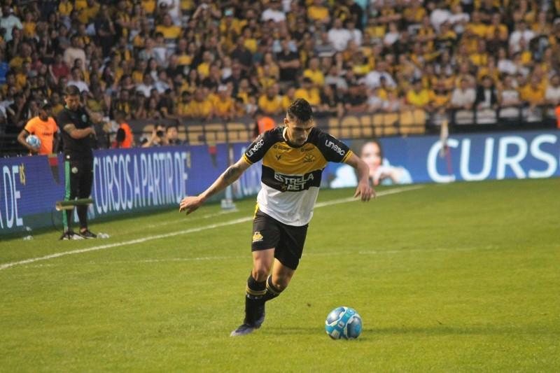 Claudinho fala em equilíbrio tático contra o Bahia: 'Não pode só pensar ofensivamente'