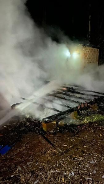 Residência abandonada é destruída por incêndio em Turvo