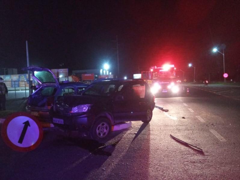 Colisão lateral entre dois veículos deixa passageiro ferido na SC-436, em Laguna