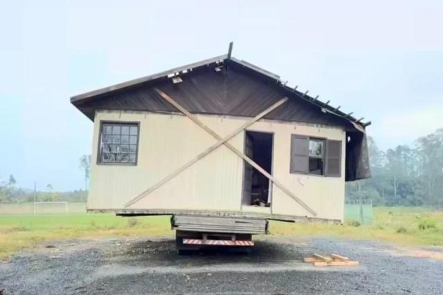 Casa abandonada sobre caminhão há quatro meses deve ser retirada até quarta-feira em Criciúma