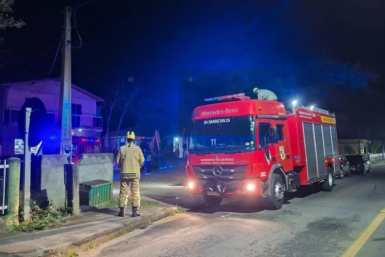 Trabalhador é encaminhado ao hospital após sofrer queda em laje