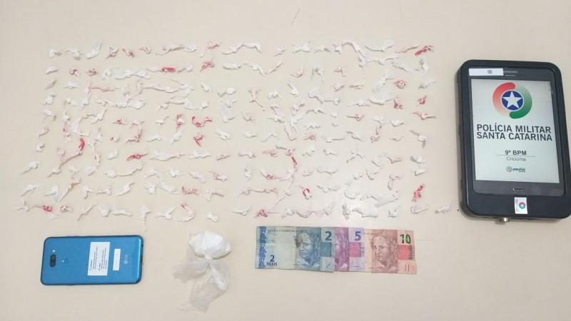Homem com mandado de prisão ativo por homicídio é preso com drogas e veículo adulterado