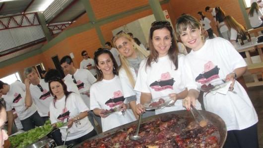 Gremescri confraterniza feijoada com com funcionários