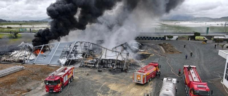 Após quase nove horas, combate a incêndio em empresa de logística entra na etapa de rescaldo