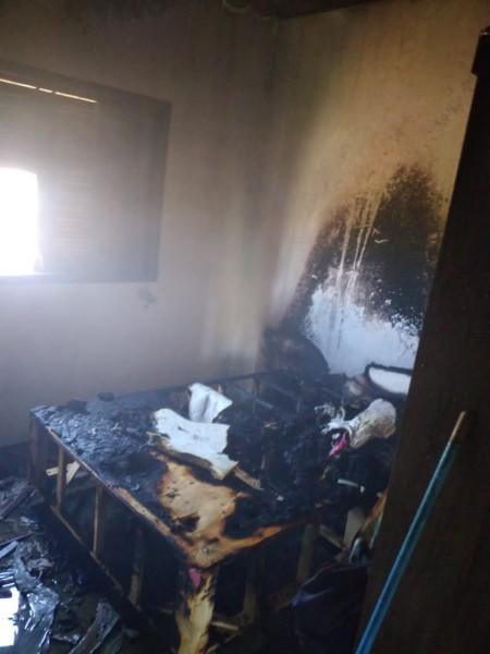 Balneário Arroio do Silva: bombeiros combatem incêndio em residência