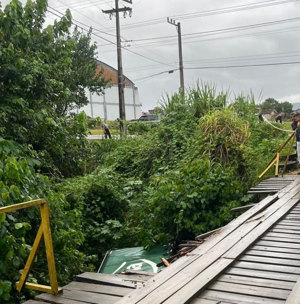 Siderópolis: ponte é interditada após caminhão tombar 