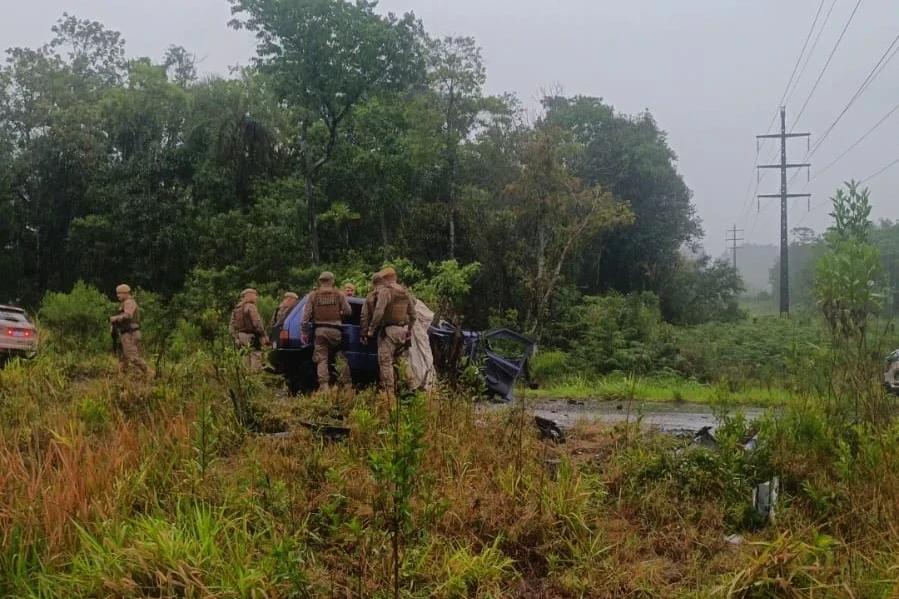 Carro colide com outro veículo durante fuga da PM