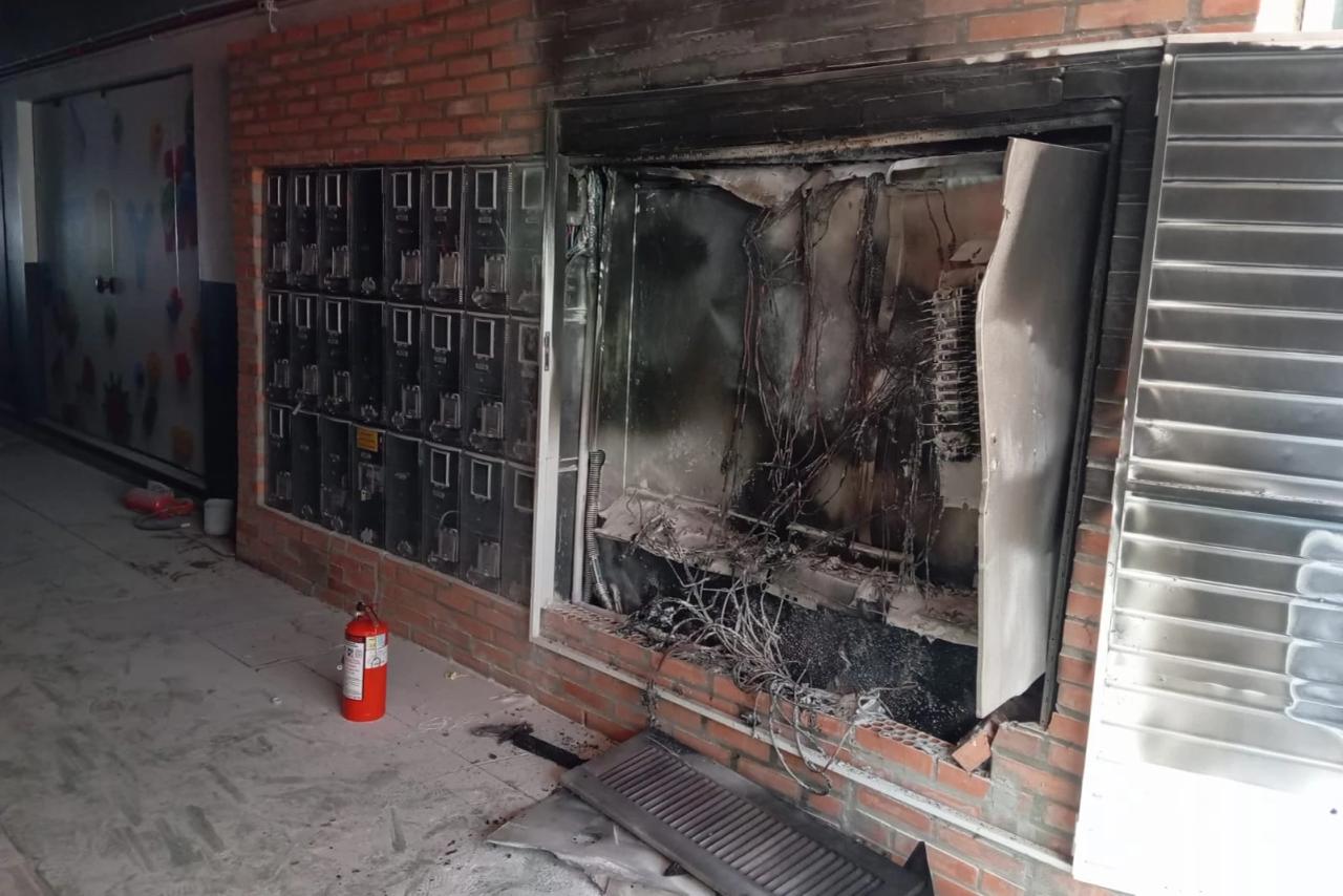 Painel de distribuição de energia dá curto-circuito e causa incêndio em Sombrio