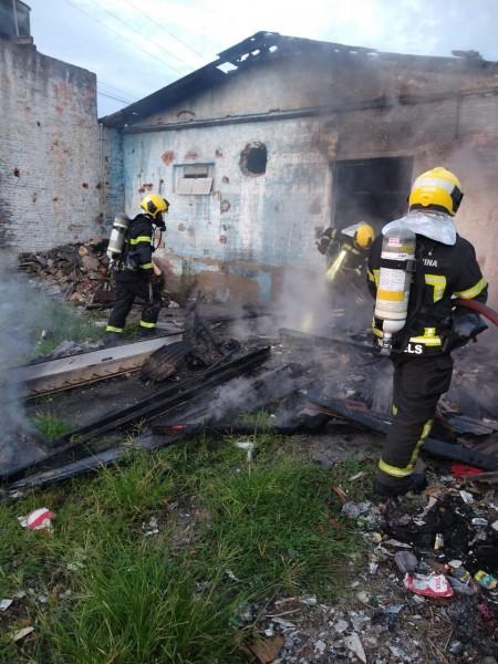 Edificação utilizada por moradores de rua é destruída por incêndio em Criciúma 