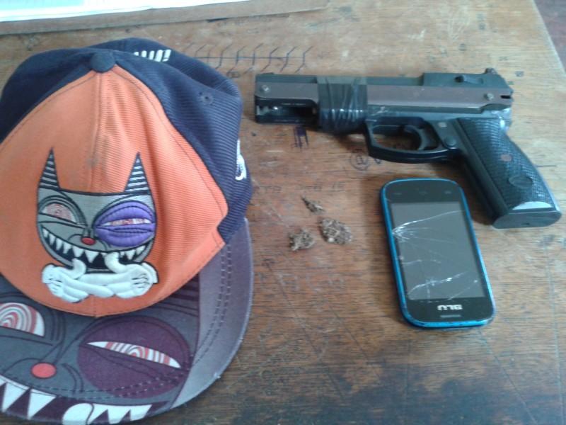 Adolescentes são presos com droga e objeto semelhante à arma