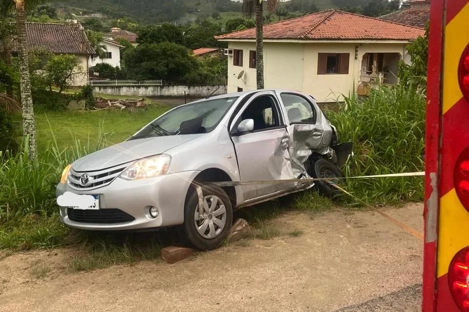 Acidente com carros deixa uma pessoa ferida na SC-370