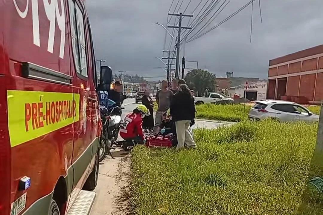 Mulher fica ferida após colisão entre motocicleta e carro