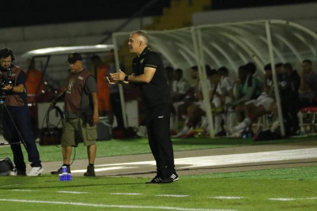 Eduardo Baptista lamenta empate no fim, mas destaca postura do Criciúma diante do Botafogo-SP