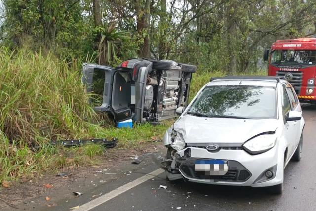 Colisão seguida de tombamento de carro deixa três pessoas feridas na SC-108