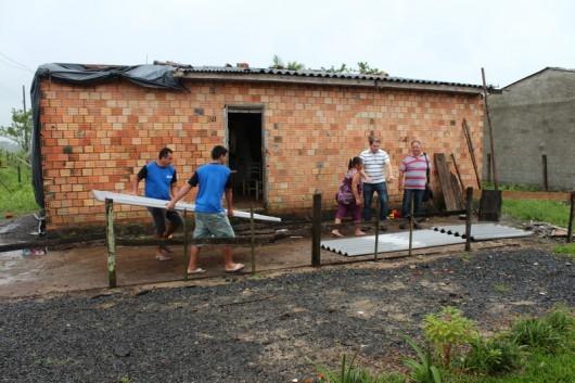Famílias que tiveram casas atingidas em último temporal recebem assistência