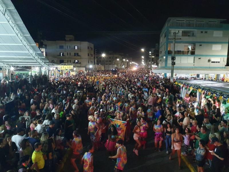 Carnarroio 2023: shows e desfile de blocos levam multidão às ruas 